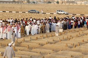 جموع من السعوديين لدى وصولهم الى مقبرة العود للمشاركة في التشييع﻿