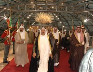 صاحب السمو الامير الشيخ صباح الاحمد لدى مغادرته الى الرياض وفي وداعه سمو ولي العهد الشيخ نواف الاحمد والشيخ مبارك عبدالله الاحمد والشيخ جابر العبدالله ﻿