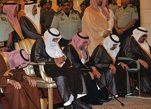 خادم الحرمين الملك عبدالله بن عبد العزيز يؤدي الصلاة الى جانب عدد من كبار الامراء في مسجد الامام تركي﻿