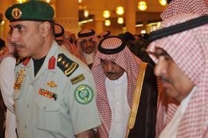 وزير الداخلية صاحب السمو الملكي الامير نايف بن عبد العزيز لدى وصوله الى مسجد الامام تركي للمشاركة في التشييع﻿