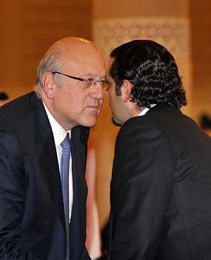 لقاء بين رئيسي وزراء لبنان الحالي والسابق نجيب ميقاتي وسعد الحريري على هامش مراسم العزاء﻿