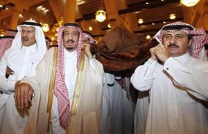صاحب السمو الملكي الامير سلمان بن عبدالعزيز متاثرا خلال حمل جثمان الفقيد الكبير الى مثواه الاخير	افپ - رويترز - اپ - كونا - واس﻿