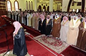 نائب امير المنطقة الشرقية يؤم صلاة الغائب على روح الامير سلطان 		﻿