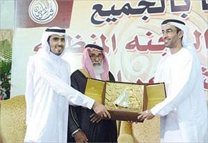سلطان العميمي يتسلم درعا تذكارية من شاعر المليون