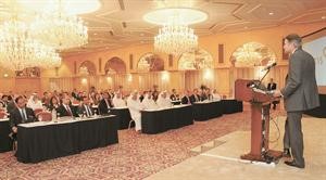 مايكل ويتويل متحدثا خلال ندوة تشارتس للتامين

