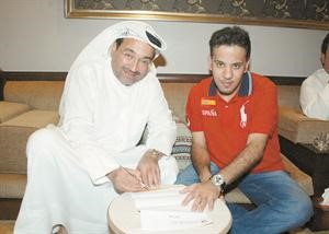 محمد العجيمي يوقع العقد مع حسن ال قريش﻿