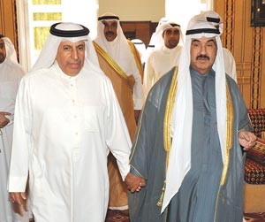 سمو الشيخ ناصر المحمد معزيا السفير السعودي دعبدالعزيز الفايز ويبدو الشيخ صباح الخالد