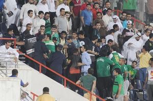 رجال الامن يبعدون مجموعة من الجماهير العرباوية الغاضبة							هاني الشمري﻿