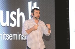 جاري فاينرتشك متحدثا في السيمنار انور الكندري
