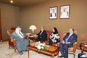 سمو الشيخ ناصر المحمد مستقبلا وزير التجارة الخارجية المغربي بحضور داماني بورسلي﻿