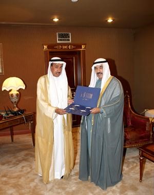 سمو الشيخ ناصر المحمد يتسلم تقرير ديوان المحاسبة من عبدالعزيز الرومي﻿