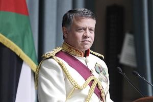 الملك عبدالله الثاني خلال افتتاحه جلسات البرلمان امس 	افپ﻿
