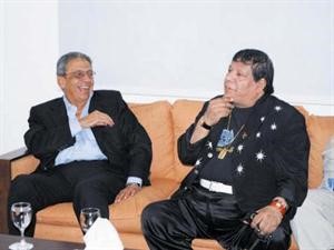 شعبولا خلال زيارته عمرو موسى في مقره الانتخابي﻿