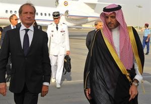 وزير الدفاع الفرنسي جيرار لونجية لدى وصوله الى المملكة لتقديم واجب التعازي برحيل ولي العهد﻿