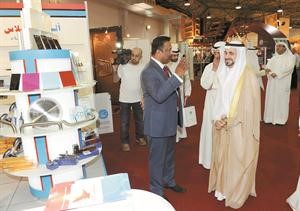 ويتفقد اجنحة الشركات المشاركة في المعرض﻿