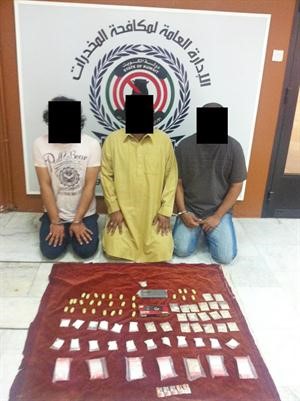 المتهمون الثلاثة وامامهم والمضبوطات 