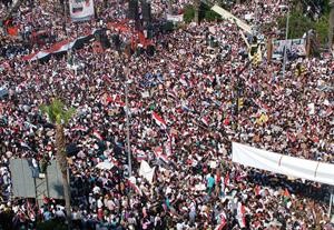 حشود غفيرة مؤيدة للرئيس بشار الاسد في اللاذقية امس افپ