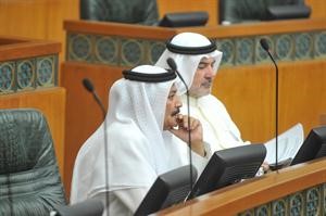 صالح عاشور وسعد زنيفر خلال الجلسة﻿