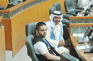 علي الدقباسي مع احد ذوي الاحتياجات الخاصة﻿
