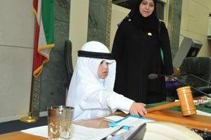 احد ذوي الاحتياجات الخاصة يمسك بمطرقة الرئاسة في مجلس الامة