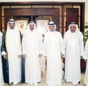 السفير الهيفي متوسطا دمحمد الطبطبائي والشيخ دعيج الخليفة ودمطلق القراوي

