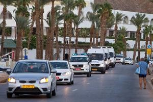 قوات الامن الاسرائيلية خلال نقل السجناء المصريين الى المعبر الحدودي قبل تسليمهم للقاهرة امس 	افپ﻿