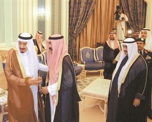 سمو ولي العهد الشيخ نواف الاحمد وسمو الشيخ ناصر المحمد يقدمان التعازي لصاحب السمو الملكي الامير سلمان بن عبدالعزيز﻿