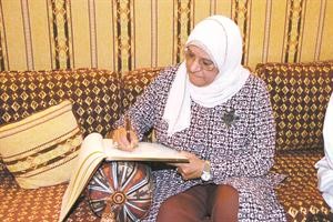 دمعصومة المبارك تسجل كلمة في سجل التعازي﻿
