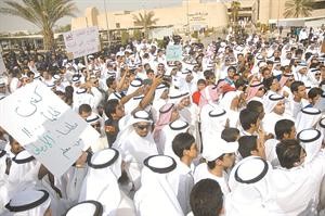 كفى ظلما نستاهل الكادر عبارة رددها المئات من المعلمين الذين شاركوا في اعتصام امس امام التربيةسعود سالم