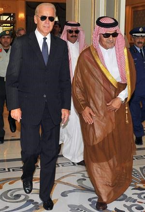 وزير الخارجية السعودي الامير سعود الفيصل مستقبلا نائب الرئيس الاميركي جو بايدن﻿