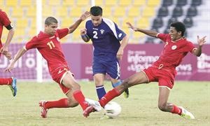 سعود تركي يحاول تخطي لاعبي البحرين