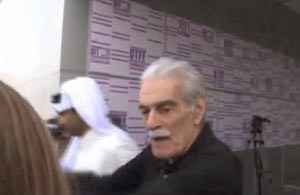 عمر الشريف يصفع امرأة بمهرجان الدوحة!