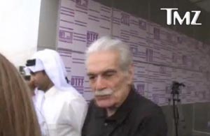 عمر الشريف يصفع امرأة بمهرجان الدوحة!