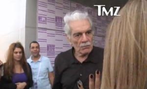 عمر الشريف يصفع امرأة بمهرجان الدوحة!