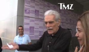 عمر الشريف يصفع امرأة بمهرجان الدوحة!