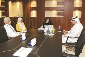  ومتحدثا عن مشروعه مع مدير ادارة التوزيع والاشتراكات الزميل هاني فتوح ومسؤولة خدمة العملاء الزميلة نوف العياضي