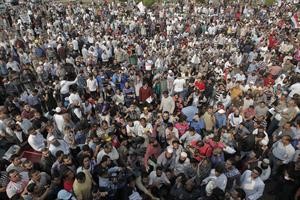 المئات في التحرير بعد صلاة الجمعة امس 	اف﻿