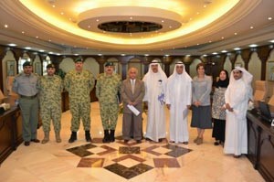 دعبداللطيف البدر والمهندس هاشم الرفاعي والدكتور مشهور حسين وعدد من الحضور بعد توقيع الاتفاق