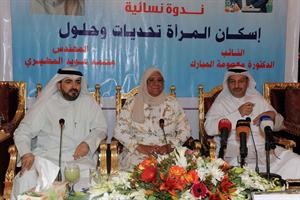 دمعصومة المبارك وممحمد العويد خلال الندوة﻿