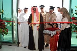 الشيخ دابراهيم الدعيج يقص شريط الافتتاح﻿