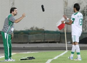 البرتغالي جوزيه روماو يوجه التعليمات للاعب محمد فريح 	الازرقكوم﻿
