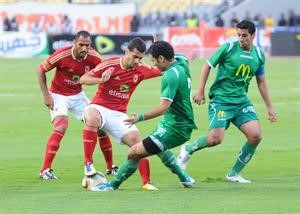 لاعب وسط الاهلي عبدالله السعيد يتعرض للمضايقة من مدافع الاتحاد