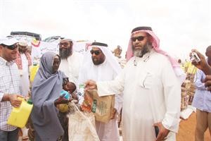 توزيع المساعدات على المتضررين

