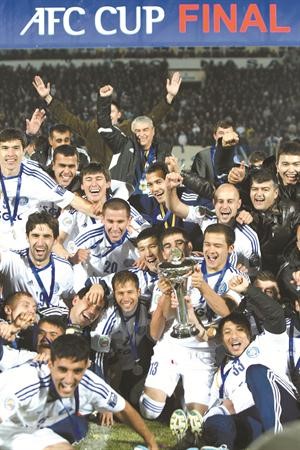 لاعبو ناساف لحظة التتويج بكاس الاتحاد الاسيوي﻿