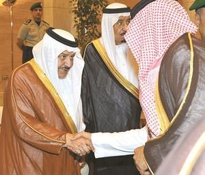 ولي العهد السعودي صاحب السمو الملكي الامير نايف بن عبدالعزيز مستقبلا المبايعين ويبدو صاحب السمو الملكي الامير سلمان بن عبدالعزيز﻿