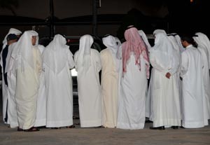 عدد من الشباب الذين تجمعوا امام ديوان المطير
