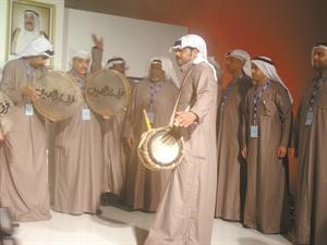 فرقة العميري خلال اداء فقرتها في الافتتاح 