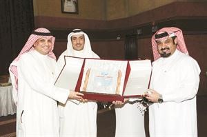 السليم والهاجري يكرمان دراجح المطيري﻿