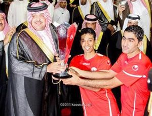 الشيخ عبدالله بن حمد يسلم الكاس الى كابتن المحرق راشد الدوسري﻿
