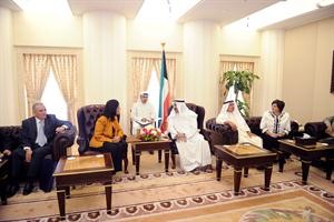 الرئيس جاسم الخرافي اثناء استقباله نائب رئيس البرلمان الاوروبي كارتسا رودي في مكتبه امس بحضور عبدالله الرومي ود اسيل العوضي